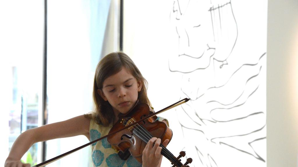 le 3/8/17 Musée COCTEAU à Menton:Ilva EIGUS 9 ans, joue PEKOFIEV( Photo Ch Merle)