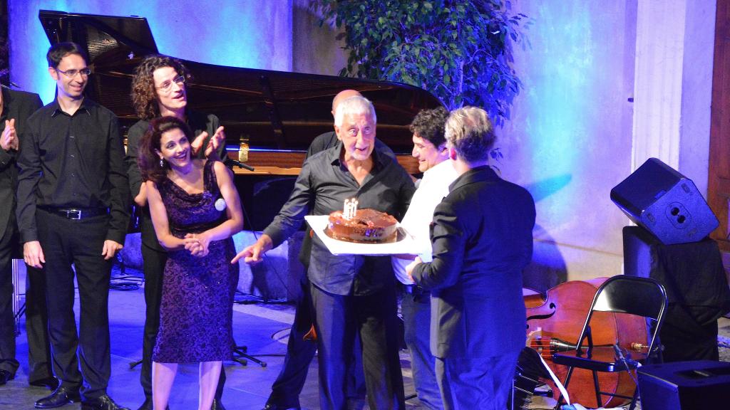 le gâteau d'anniversaire pour Juan José MOSALINI offert par le Directeur Artistique du Festival,Paul Emanuel THOMAS(Photos Ch Merle)