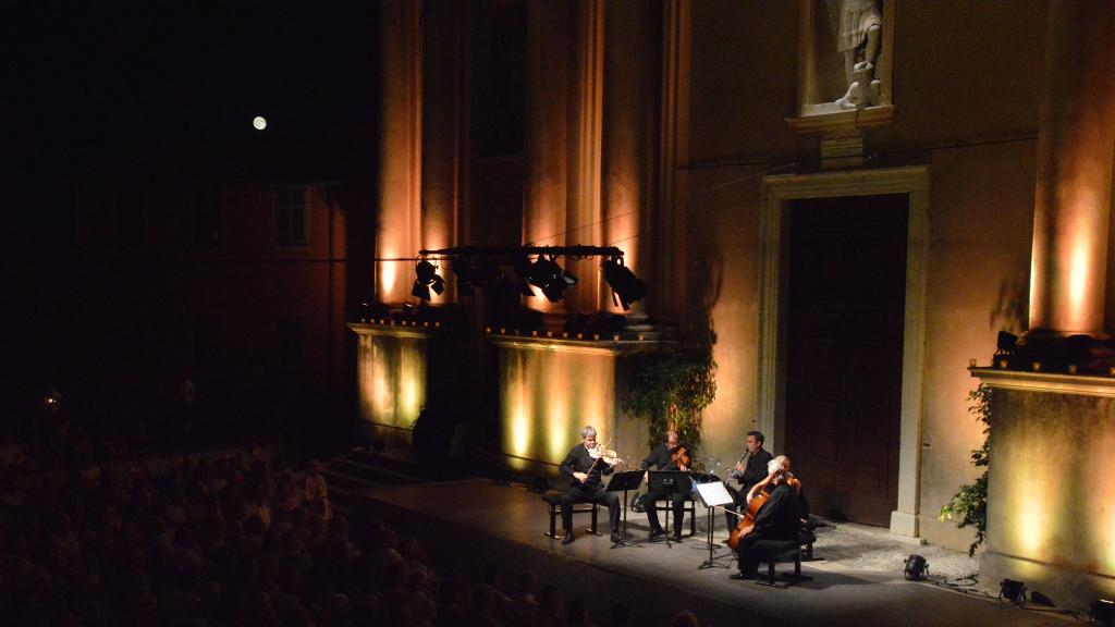 le 8/8/17 au Festival de Musique de Menton le quatuor Hagen avec Jôrg WIDMANN à la clarinette joue Mozart sous la lune montante (photoCh MERLE)