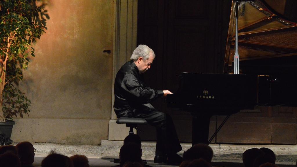 le 12/8/17 sur le Parvis St Michel pour le Festival de Musique de Menton, Nelson FREIRE, récital de Piano.(photo Ch MERLE)
