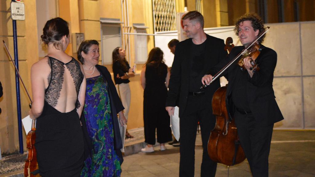 Le 10/8/18 E.Léonskaja et le quatuor Signum, avant le concert, le plaisir de jouer ensemble (Photo Ch. MERLE)