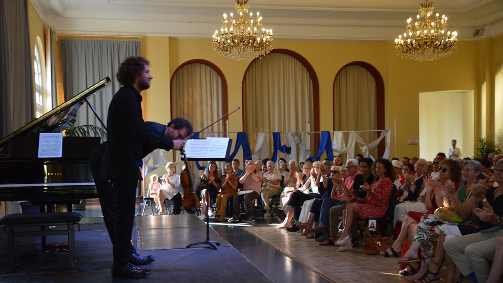 Palais de l'Europe : Pierre FOUCHENNERET, violon et Simon ZAOUI, piano  devant un public conquis (PHOTO Ch.MERLE)