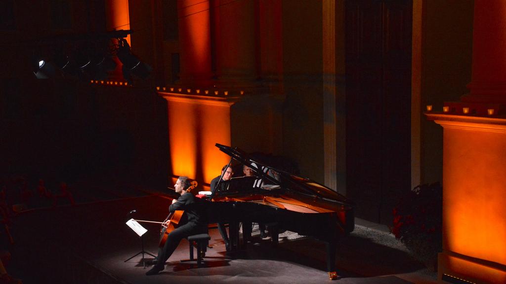 Sur le Parvis, Fasil SAY,piano et Nicolas ALTSTAEDT,violoncelle jouent:Pohàdka de L. JANÀCEK (PHOTO Ch.MERLE)