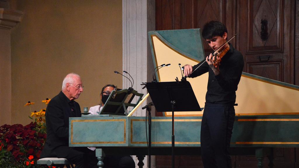 William CHRISTIE clavecin et Direction accompagne Théotime LANGLOIS de SWARTE au violon dans HEANDEL ( PHOTO CH. MERLE )
