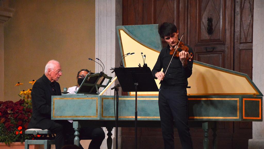 William CHRISTIE clavecin et Direction accompagne Théotime LANGLOIS de SWARTE au violon dans J.M LECLAIR ( PHOTO CH. MERLE )