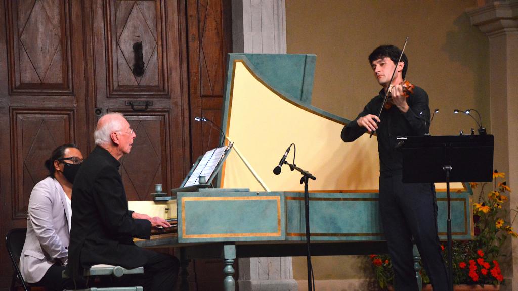 William CHRISTIE clavecin et Direction accompagne Théotime LANGLOIS de SWARTE au violon dans un bis où ils jouent J.B SENAILLÉ( PHOTO CH. MERLE )